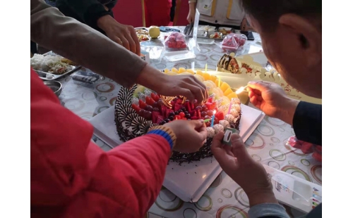 金秋十月，員工集體生日會(huì)送溫暖